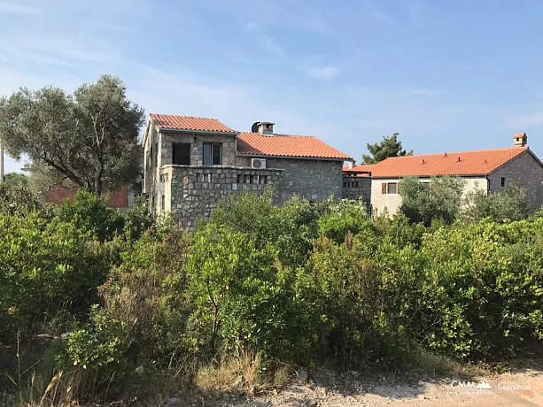 Lustica yarımadasında deniz kenarında villa