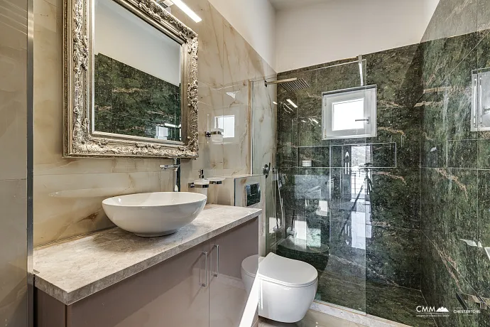 Sutomore'de iki katlı geniş ev