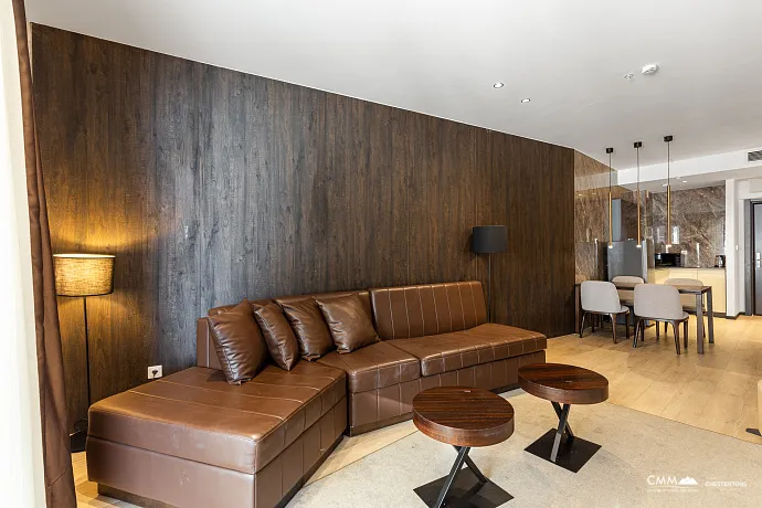 Bečići’de lüks şekilde döşenmiş daire satışa sunulmuştur. Bu fırsat gerçekten kaçırılmamalıdır.