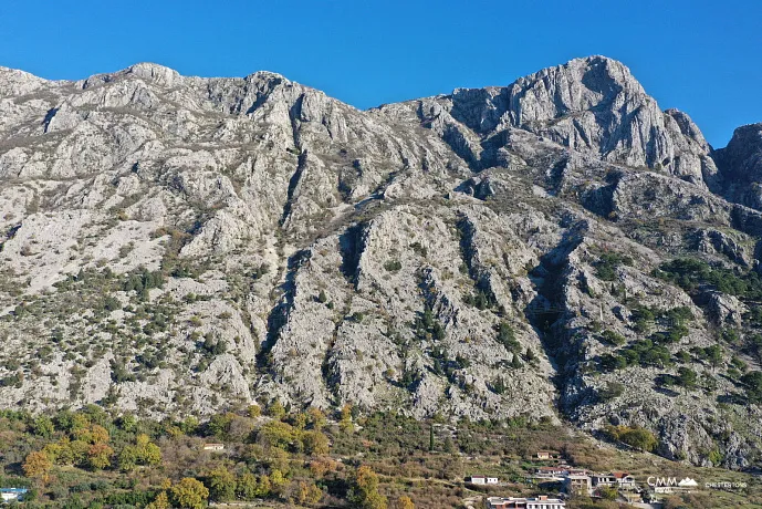 Dobrota'da deniz manzaralı satılık arsa