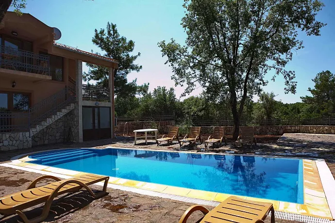 Krimovice'de yüzme havuzları ve geniş bir arsa ile iki Villa
