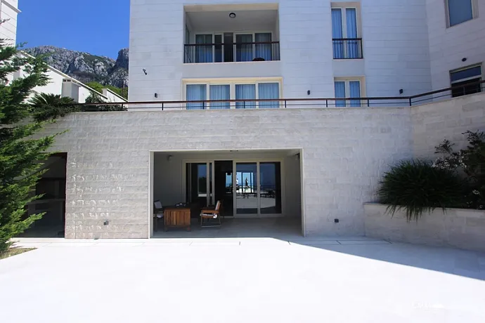 Budva'da havuzlu villa