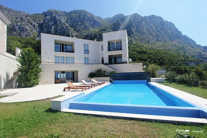 Budva'da havuzlu villa