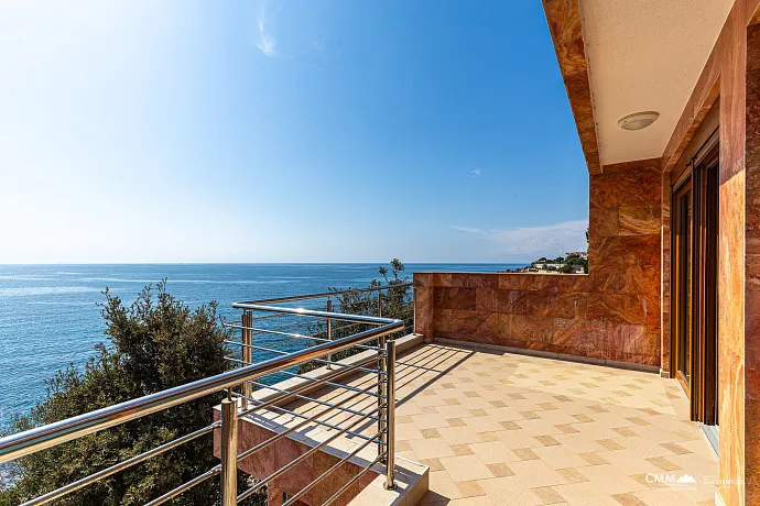 Utjeha'da panoramik deniz manzaralı geniş ev