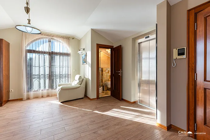 Panoramik deniz manzaralı lüks bir villada zarafet ve huzur.