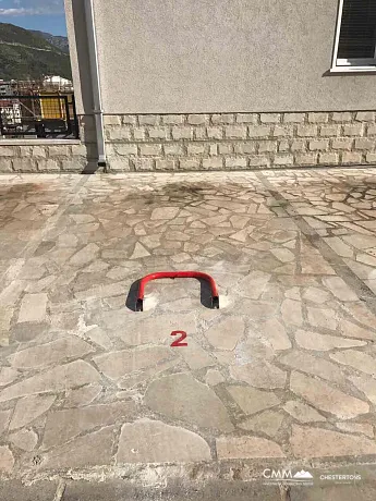 Budva'da deniz manzaralı tek yatak odalı daire