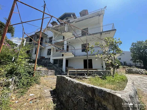 Ratac, Bar’da 1.600 m² arsalı ev — yaklaşık 350 m²