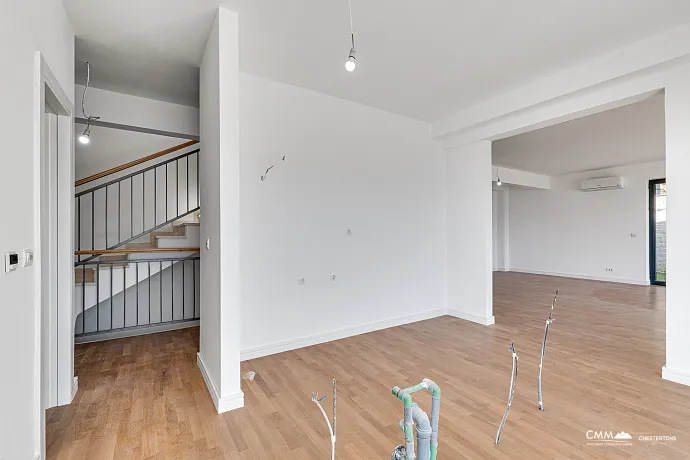 Panoramik Deniz Manzaralı ve Yeni İnşa Edilmiş Lüks Villa – Budva