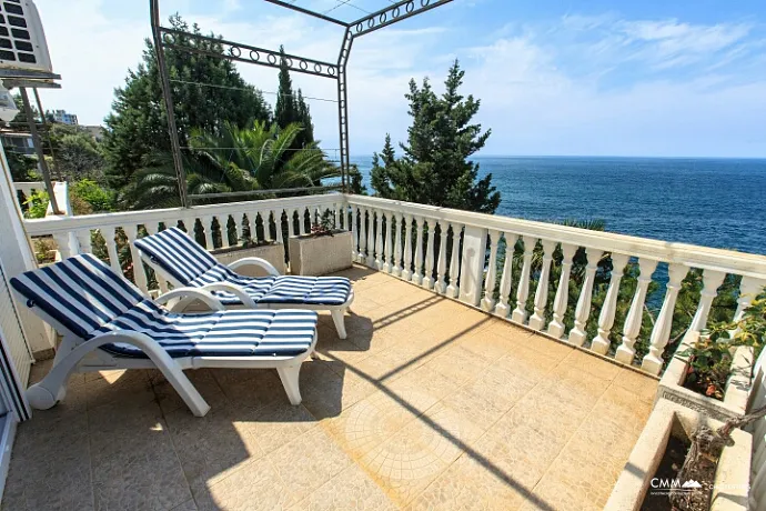 Denize kendi erişimi olan üç katlı villa