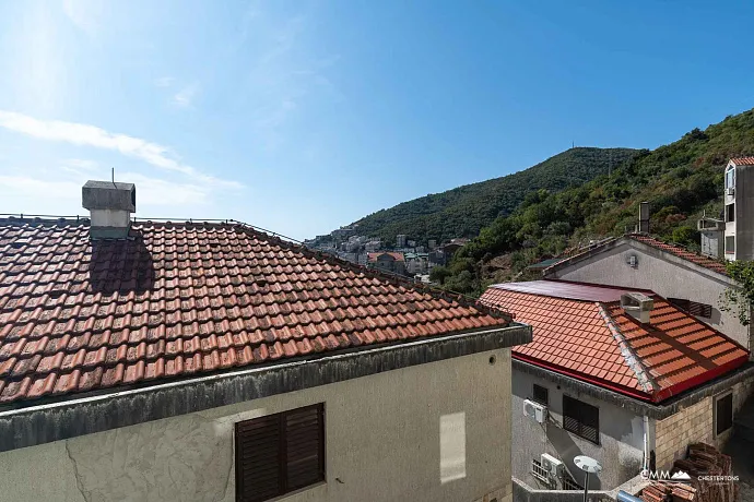 Budva'da iki yatak odalı daire