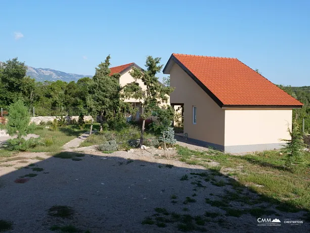 Zagora'da havuzlu geniş bir arsa üzerinde satılık evler