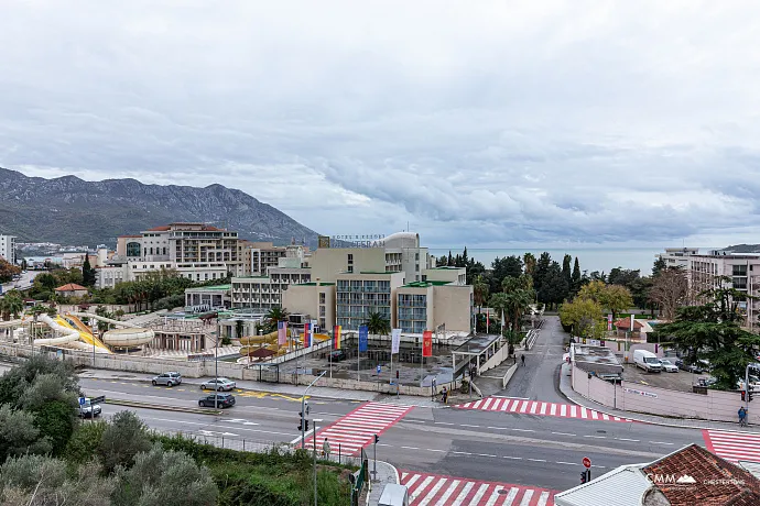 Deniz yakınında Bečići’de bulunan kompleks