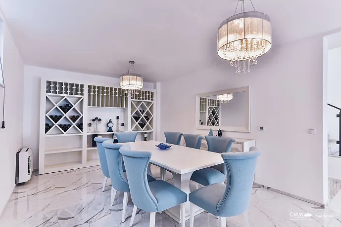 Bar yakınında ilk sırada havuzlu villa