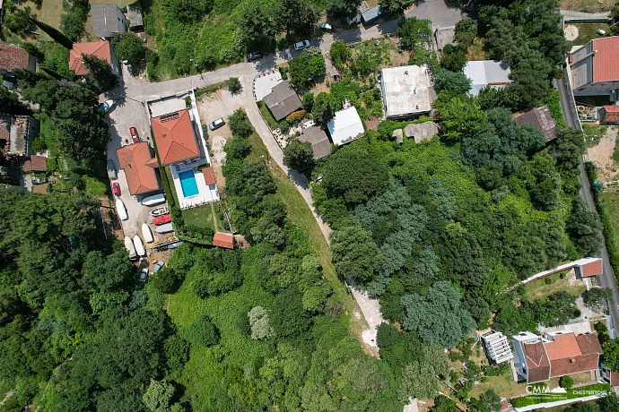 Baošići'de bulunan, iki kadastro parselinden oluşan ve toplam 1.267 m²