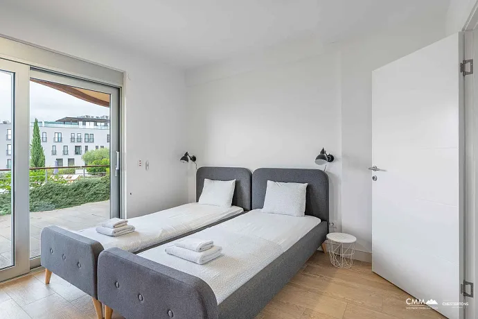 Satılık: Deniz Manzaralı, 40 m² Teraslı, Üç Yatak Odalı Geniş Daire