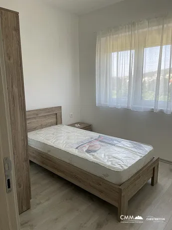 Ulcinj'de yeni bir altı katlı binada daireler