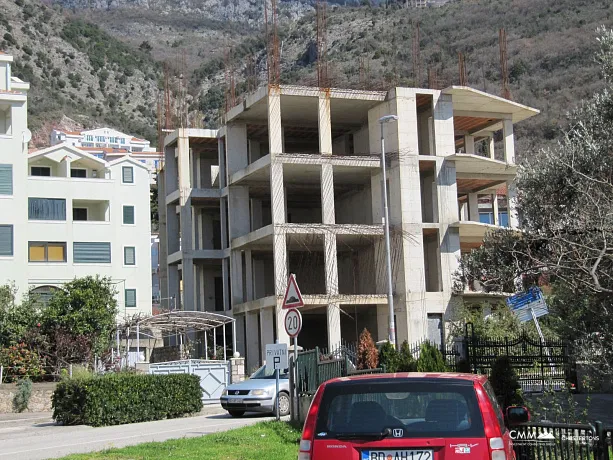 Petrovac'ta tamamlanmamış binaya sahip kentsel arsa