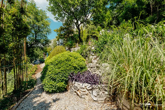Sveti Stefan yakınlarında deniz manzaralı zarif taş köşk