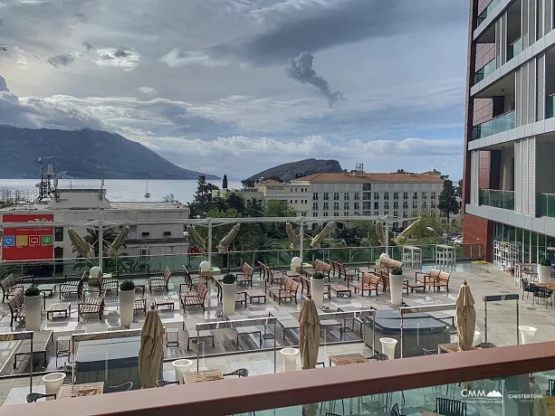 TQ Plaza Budva'da deniz manzaralı modern ofis alanı