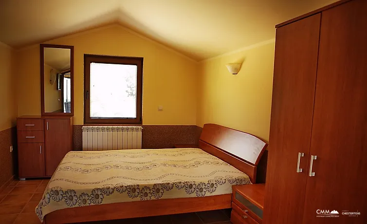 Krimovice'de yüzme havuzları ve geniş bir arsa ile iki Villa