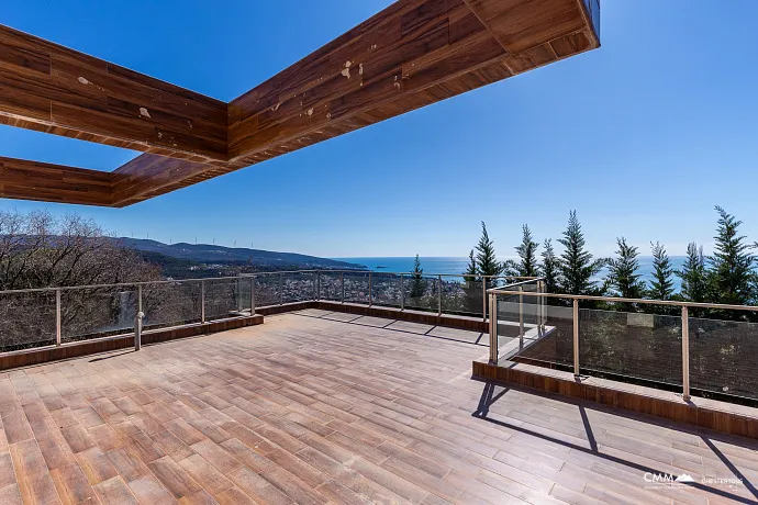 Yüzme havuzlu kompleks içinde modern villa