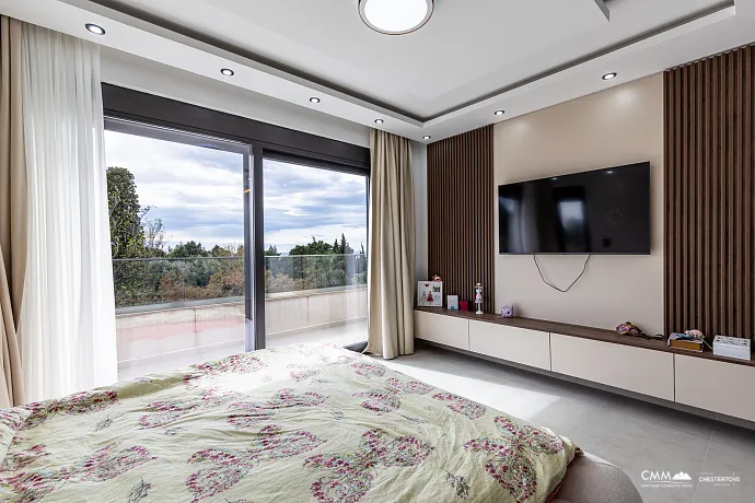 Geniş bir avluya sahip üç katlı lüks villa