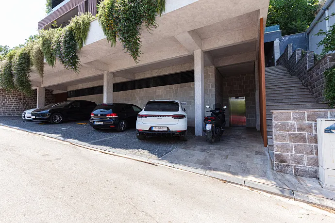 Budva'da harika manzaralı üç odalı daire