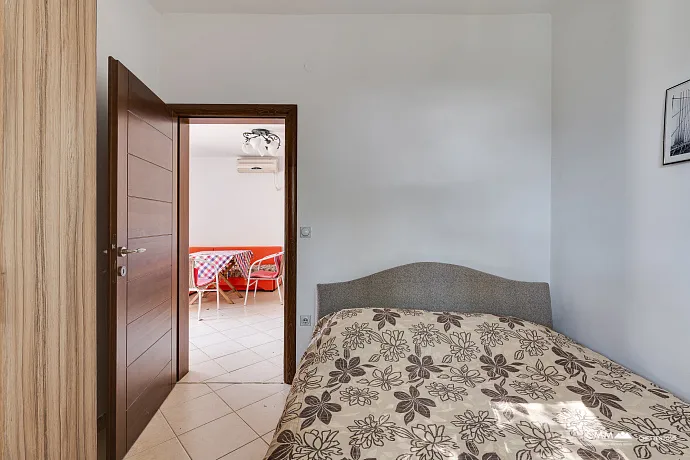 Lepetani'de deniz manzaralı rahat villa