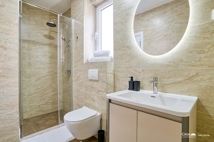 Bečići’de Tam Donanımlı Otel ve Restoran – Denize 200m