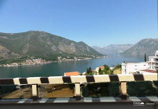 Deniz manzaralı Dobrota'da bir odalı daire