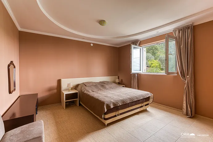 Deniz manzaralı panoramik bir Sutomore evi 120 m2