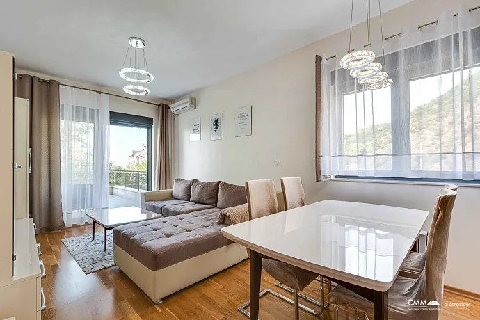 Bečići'de Geniş Teraslı, Garajlı Modern 1+1 Daire