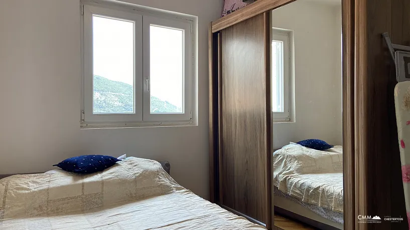 Budva'da iki yatak odalı ve deniz manzaralı daire