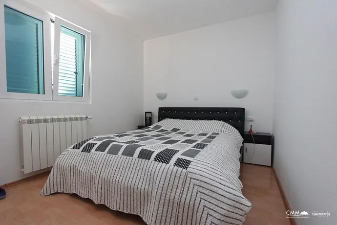 Stoliv'de denizden bir adım uzaklıkta lüks apartmanlı ev!