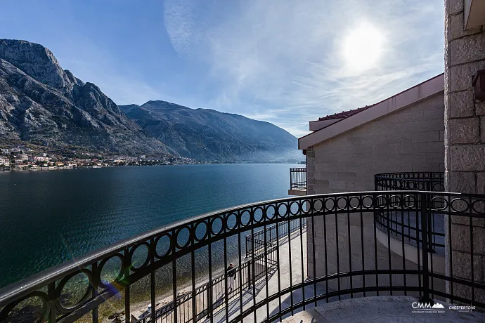 Lüks bir üç katlı villa — Kotor