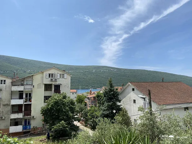 Djenovici'de deniz manzaralı ev