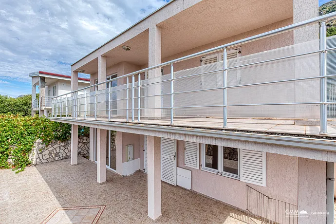 Deniz manzaralı panoramik bir Sutomore evi 120 m2