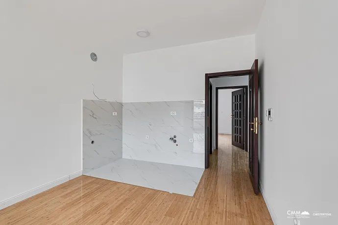 Budva’da Deniz Manzaralı Modern Daire Binası