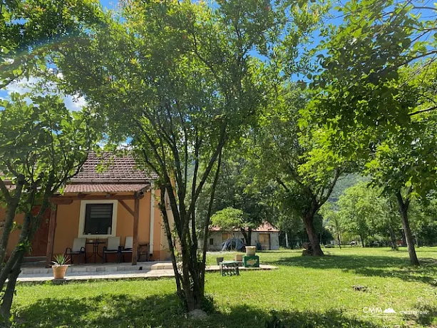 Zeta nehri vadisinde iki evden oluşan güzel bir mülk
