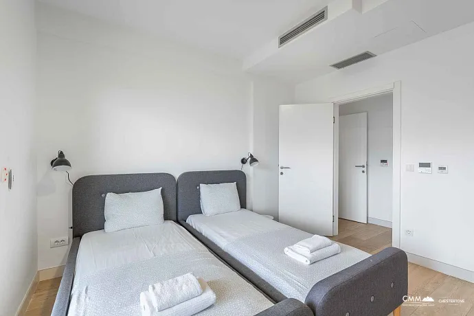Satılık: Deniz Manzaralı, 40 m² Teraslı, Üç Yatak Odalı Geniş Daire