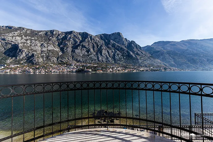 Lüks bir üç katlı villa — Kotor