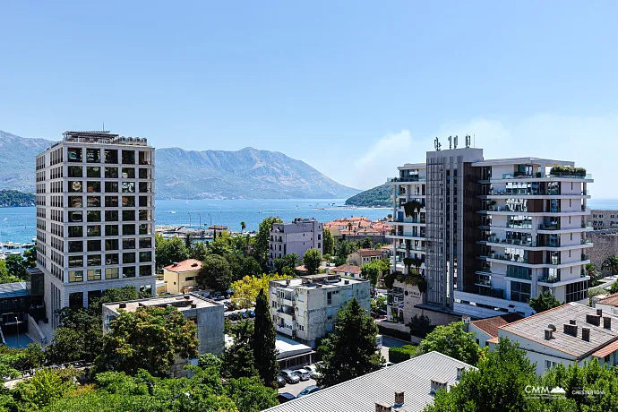 Budva'da harika manzaralı üç odalı daire