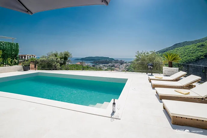 Becici'de deniz manzaralı modern villa