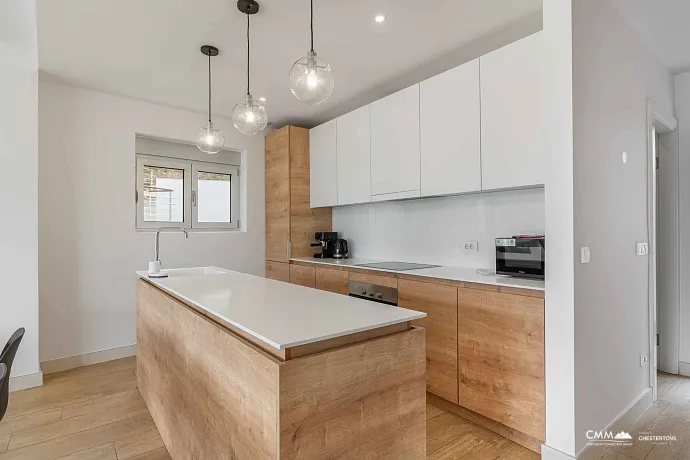 Satılık: Deniz Manzaralı, 40 m² Teraslı, Üç Yatak Odalı Geniş Daire