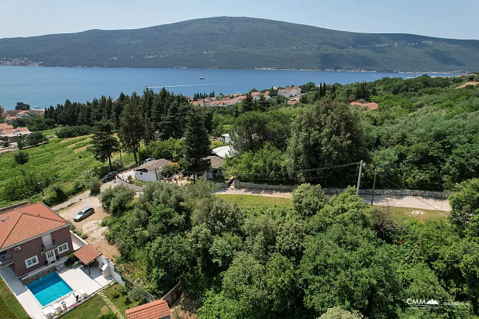Baošići'de bulunan, iki kadastro parselinden oluşan ve toplam 1.267 m²