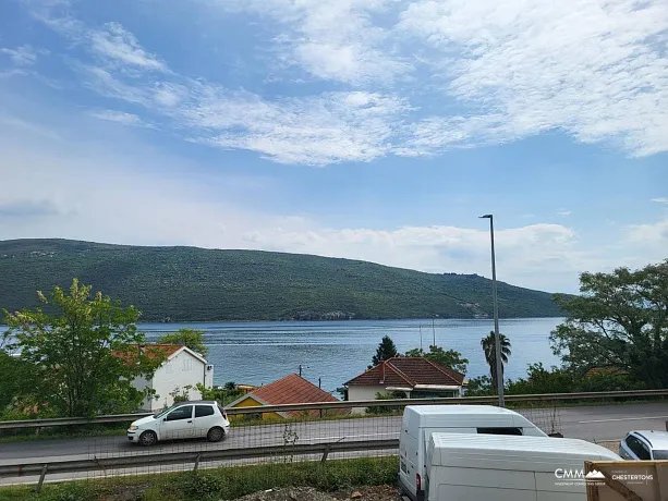 Yeni bir binada bir ve iki yatak odalı, deniz manzaralı daireler