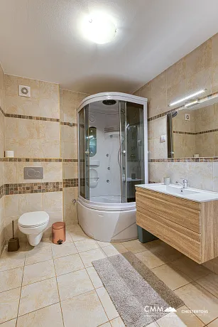 BUDVA’DA GARAJLI VE TESLA ŞARJ CİHAZLI GENİŞ, TAM DONANIMLI DAİRE