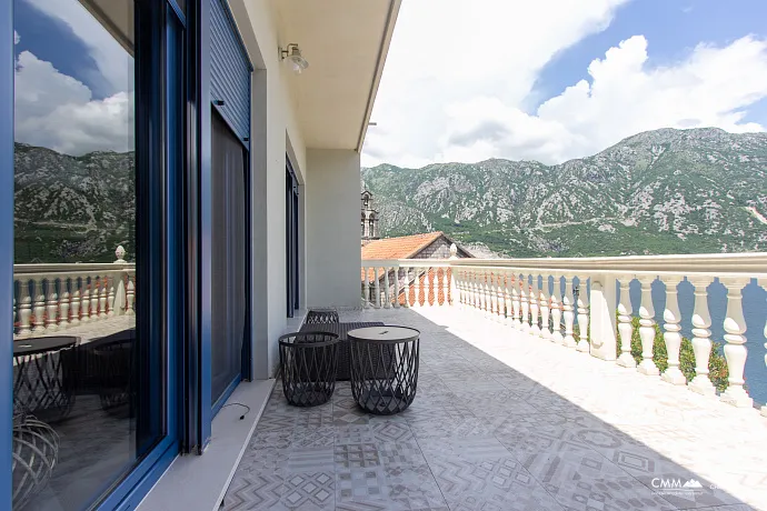 Kotor Körfezi manzaralı havuzlu muhteşem villa