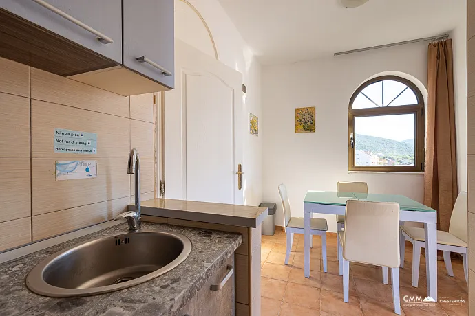 Bigovo’da Deniz Kenarında Geniş Daire — Teraslı ve Muhteşem Deniz Manzaralı