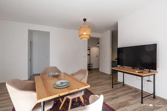 Bečići’de, 4. katta bulunan 53 m²’lik modern ve konforlu bir daire